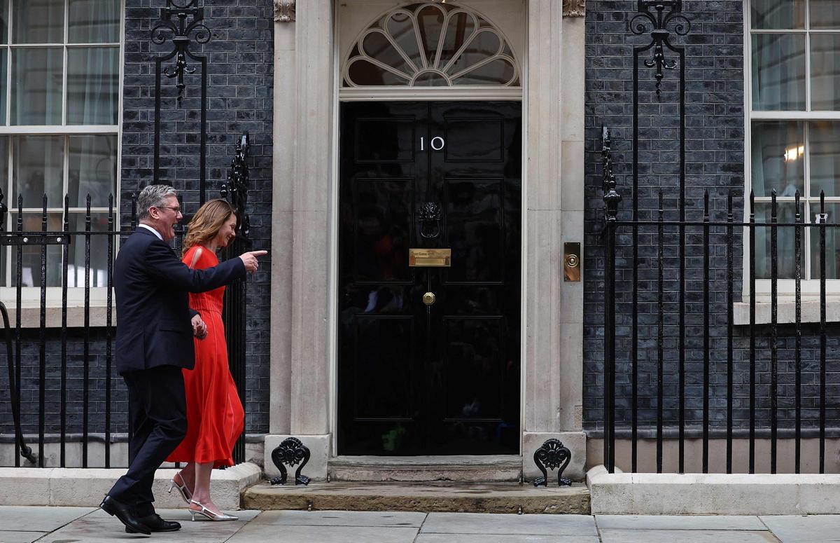 El primer ministro británico, Keir Starmer, y su esposa, Victoria, entran en la residencia oficial de Downing Street.