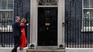 El primer ministro británico, Keir Starmer, y su esposa, Victoria, entran en la residencia oficial de Downing Street.