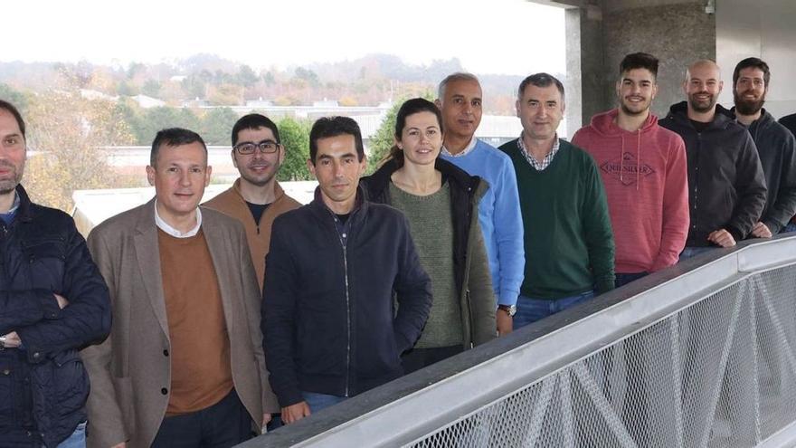 Antonio Riveiro y Juan Pou (1º y 2º por la izq.), con el resto de miembros del grupo LaserOn, en el Cintecx, en el campus.