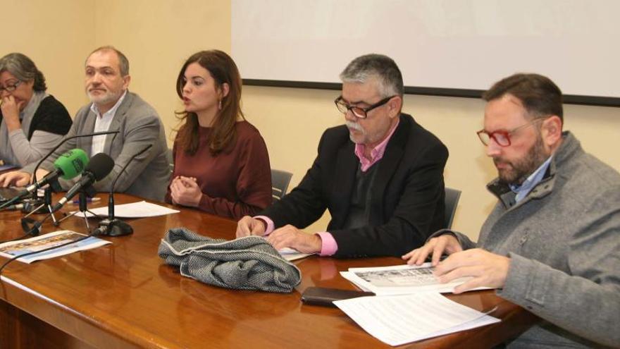 Sandra Gómez y Antoni Bernabé con los representantes del sector turístico.