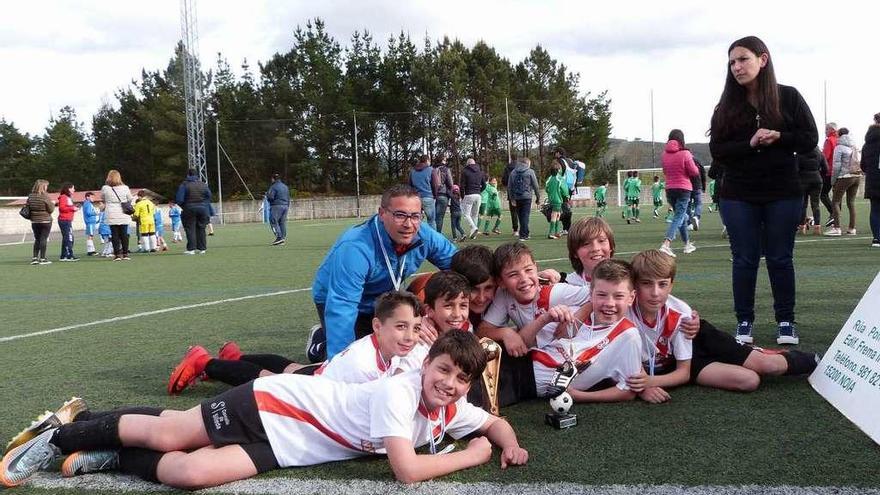 Los alevines de la EF Silleda posan con el trofeo conseguido el martes en el Trofeo de Lousame.