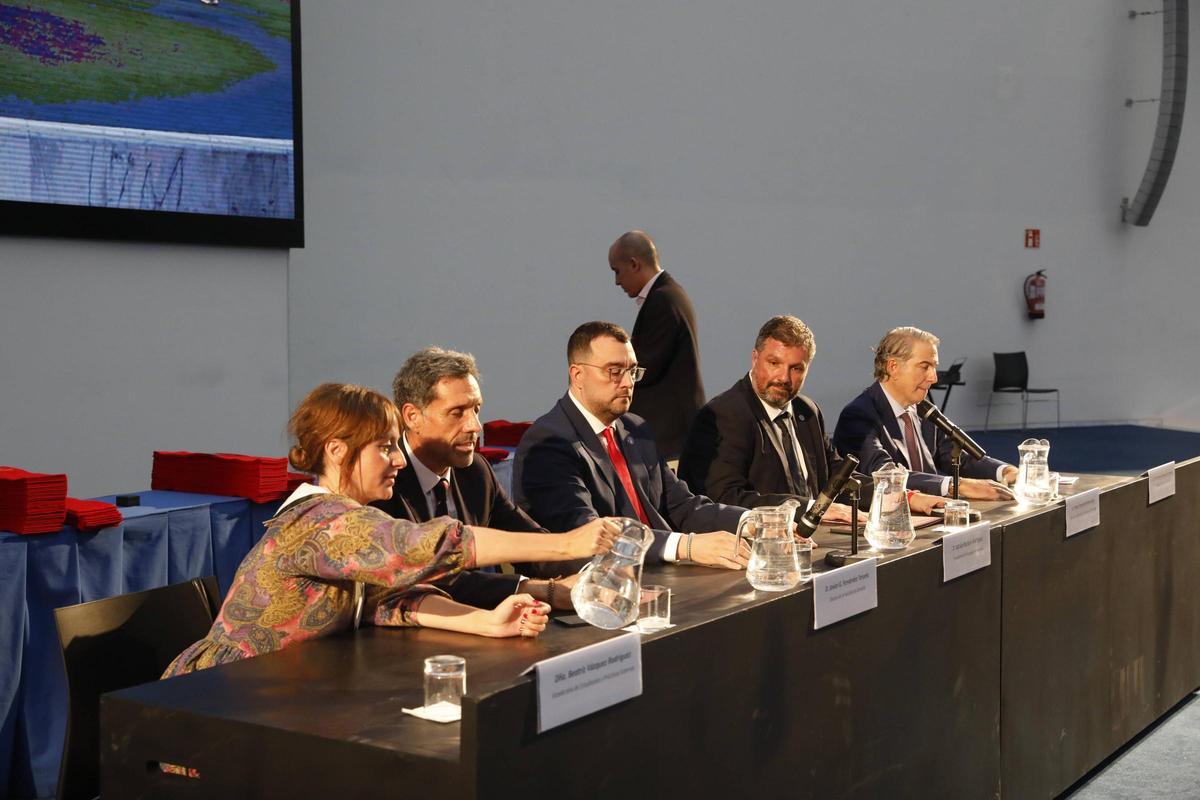 Autoridades en la mesa presidencial del acto fde graduación de la Facultad de Derecho.