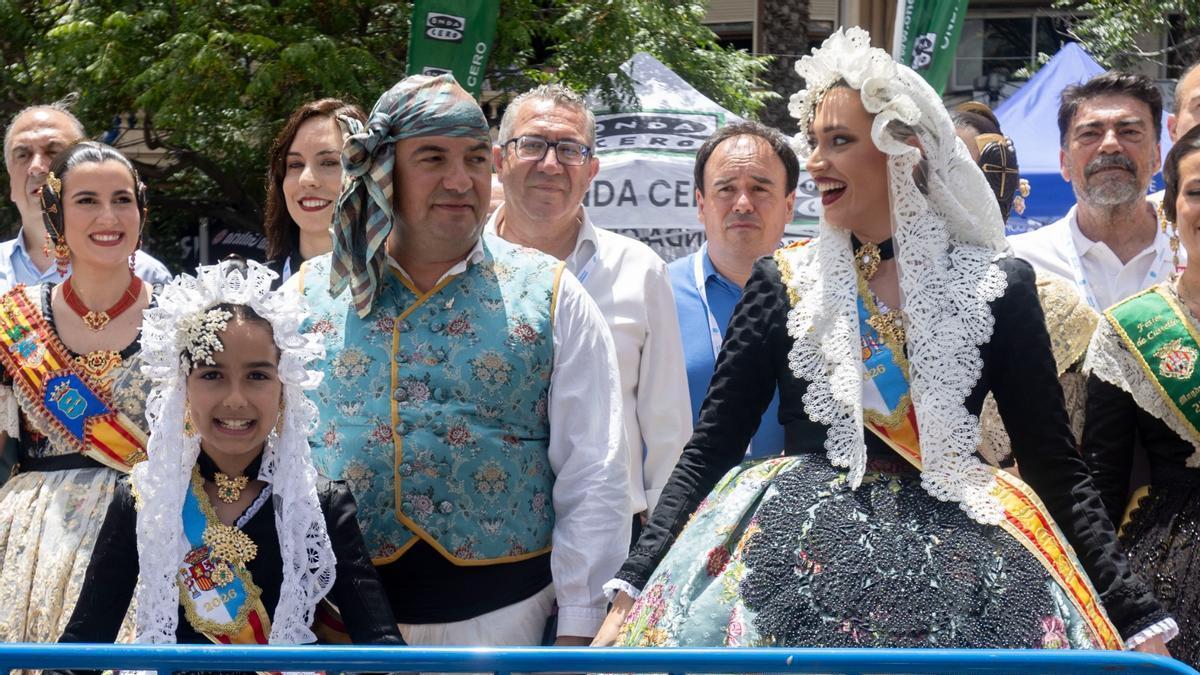 Políticos del PSOE y PP compartiendo espacio en Luceros para la mascletà.