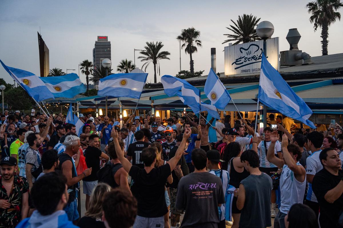 Aficionados argentinos se reúnen en la playa del Bogatell el día antes de la gran final contra España del Mundial