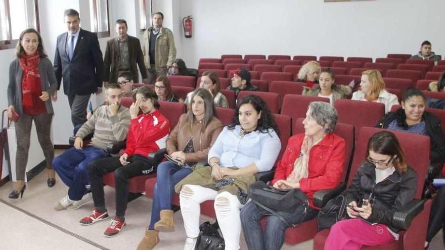 La alcaldesa María Ramallo llega al acto acompañada por el director xeral de Promoción Laboral y el jefe territorial de este servicio. // S.A.