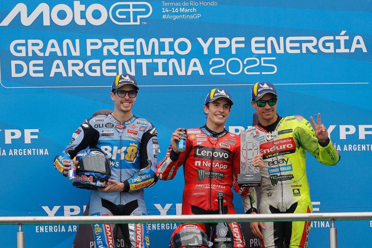 AME9761. SANTIAGO DEL ESTERO (ARGENTINA), 16/03/2025.- El español Marc Márquez (c), de Ducati Lenovo, el español Alex Márquez (i), de BK8 Gresini Racing MotoGP y el italiano Franco Morbidelli de Pertamina Enduro VR46 Racing, posan en el podio del Gran Premio de Argentina de MotoGP 2025 este domingo, en el Circuito de Termas de Rio Hondo en Santiago del Estero (Argentina). EFE/ Juan Ignacio Roncoroni