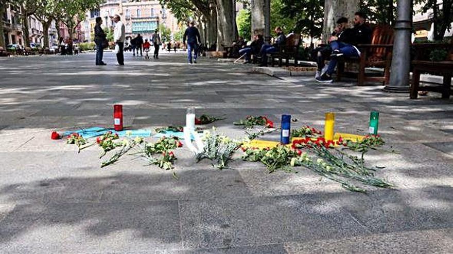 Gent passejant per la rambla de Figueres, on es va produir el crim dilluns passat.