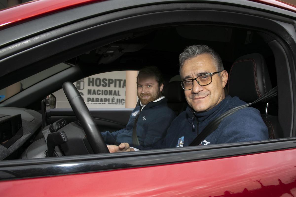 Iván Díaz (derecha) y Francisco Gutiérrez (izquierda) dentro del Ford Mustang Mach-E