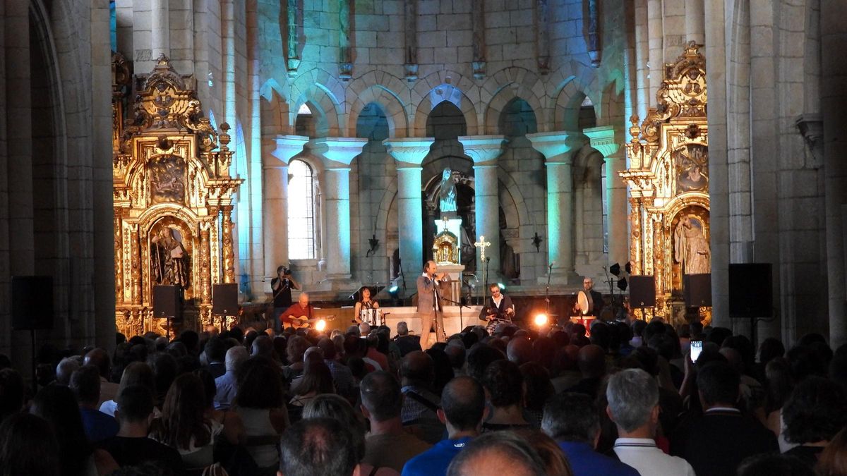Un concerto de Carlos Núñez na igrexa do mosteiro de Oseira, en 2022.