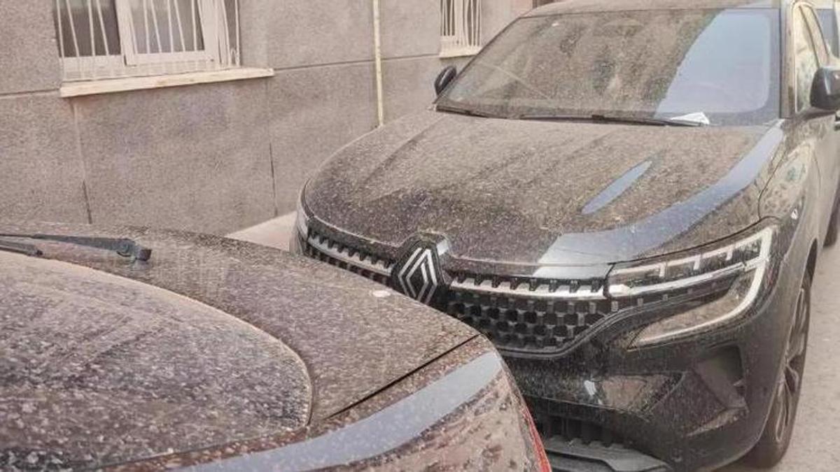 Coches llenos de barro en la ciudad de Murcia.
