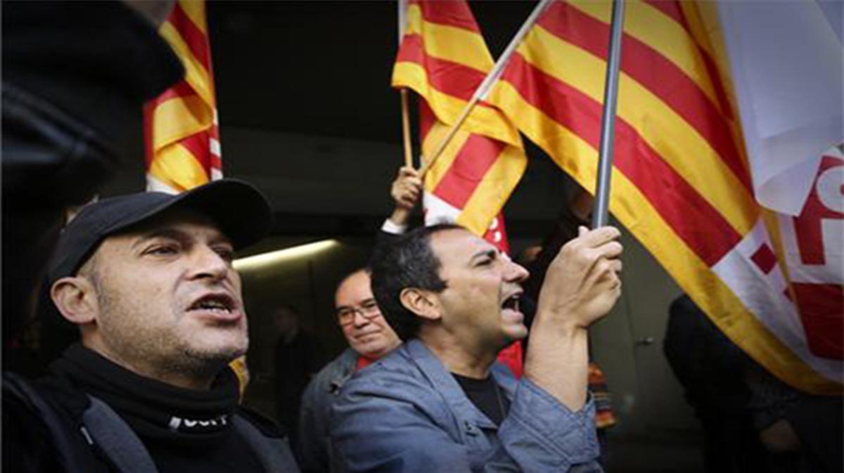 Funcionarios de la Generalitat de Catalunya se han manifestado esta mañana frente la sede del Departament d’Empresa i Ocupacio en la Calle Sepulveda, mientras se celebraba una reunion con representantes de cuatro sindicatos en la que se negociaba la devolucion de la paga extra que les fue suspendida en 2012