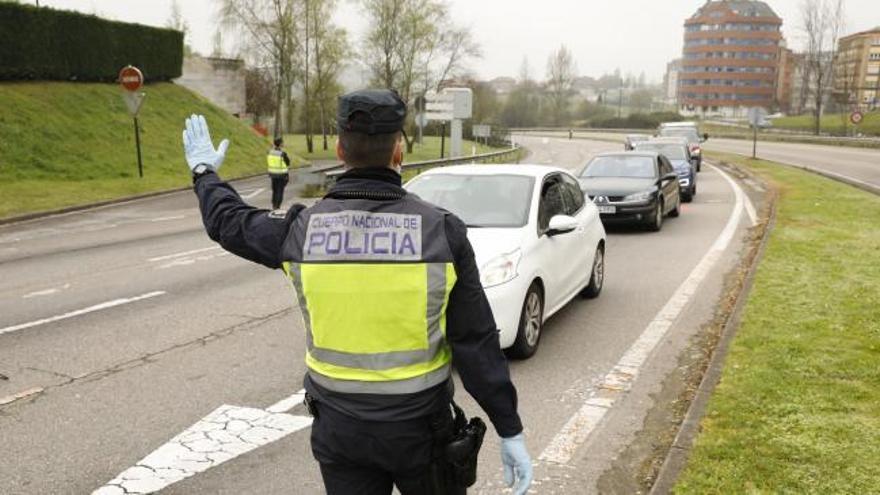 Vídeo: Así funcionan los controles de la policía Nacional en Oviedo para que se cumpla el confinamiento