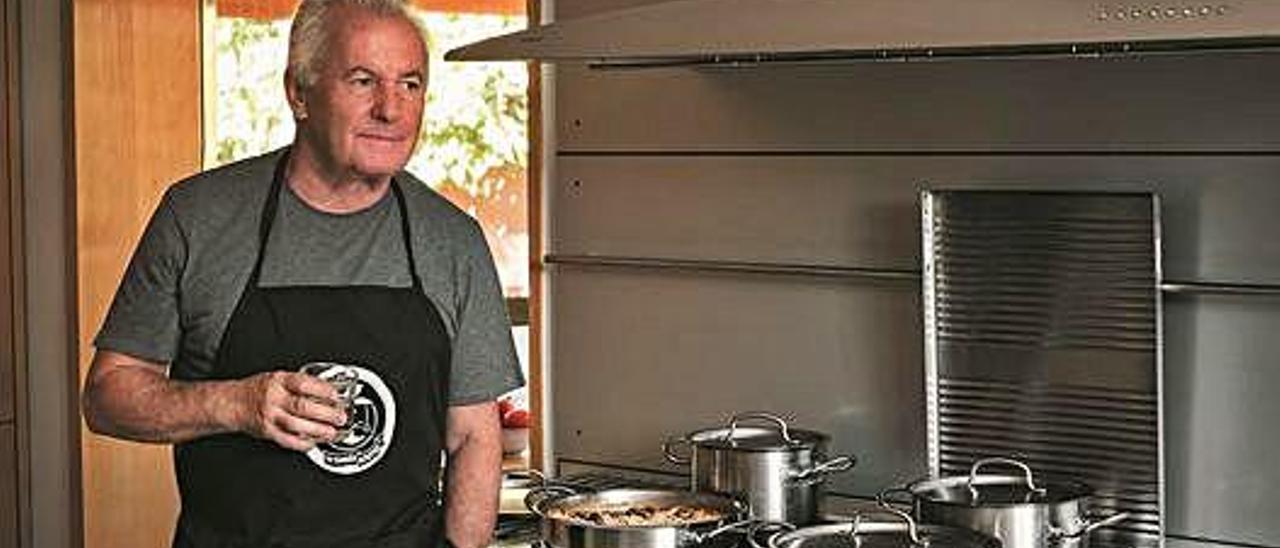 Víctor Manuel, cocinando en su casa algunas de las recetas que aparecen en su libro.