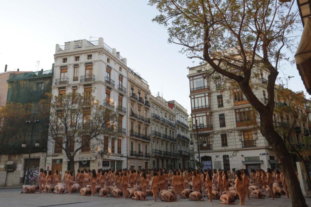 Spencer Tunick desnuda a 2.000 personas en València frente a las Torres de Serranos