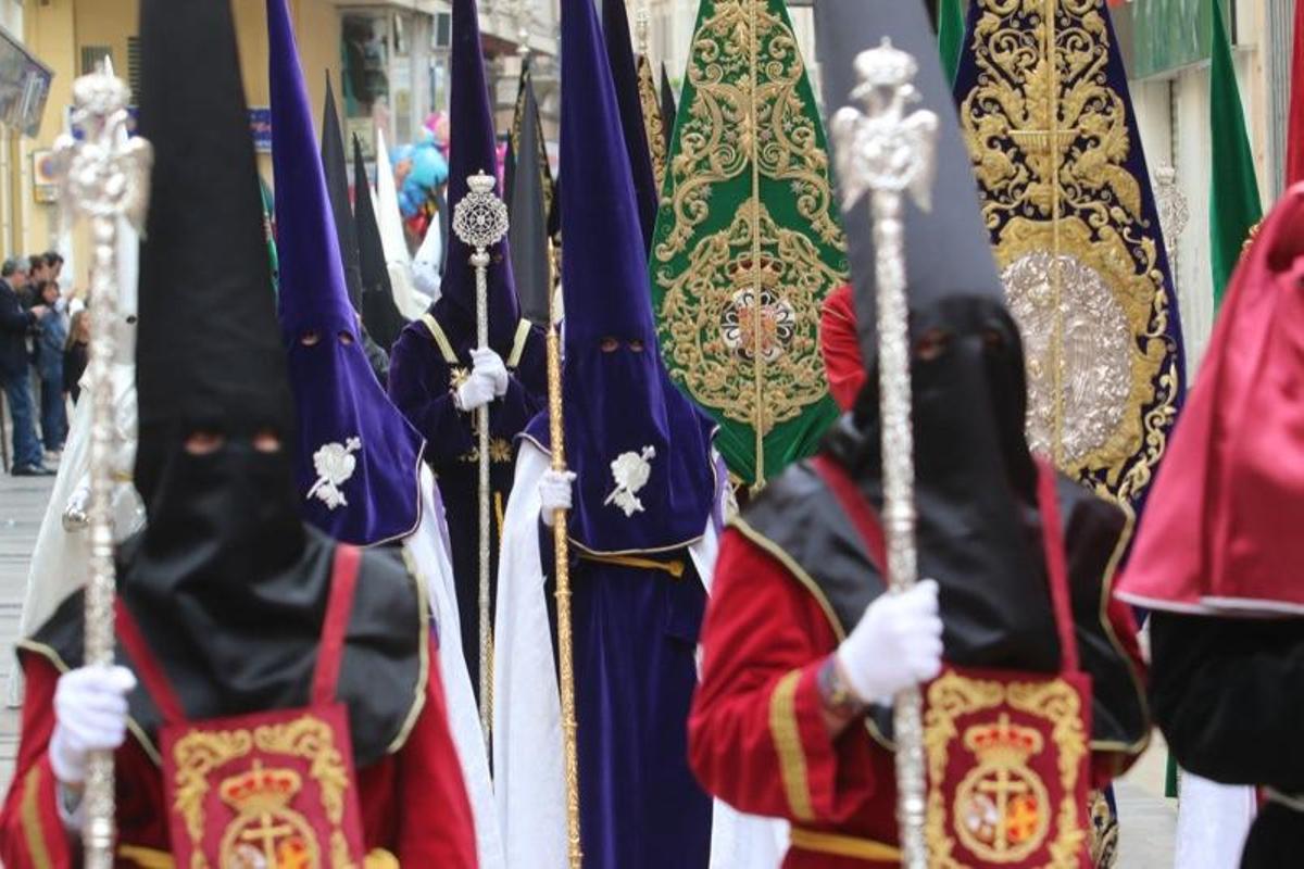 Cortejo multicolor el Domingo de Resurrección.