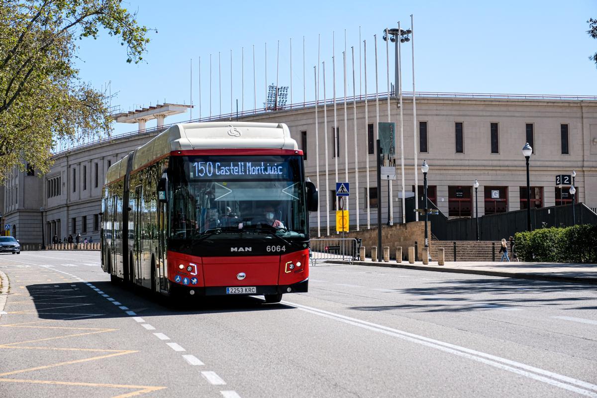 Un autobús de TMB circulando junto al Estadi Olímpic Lluís Companys, en Barcelona.