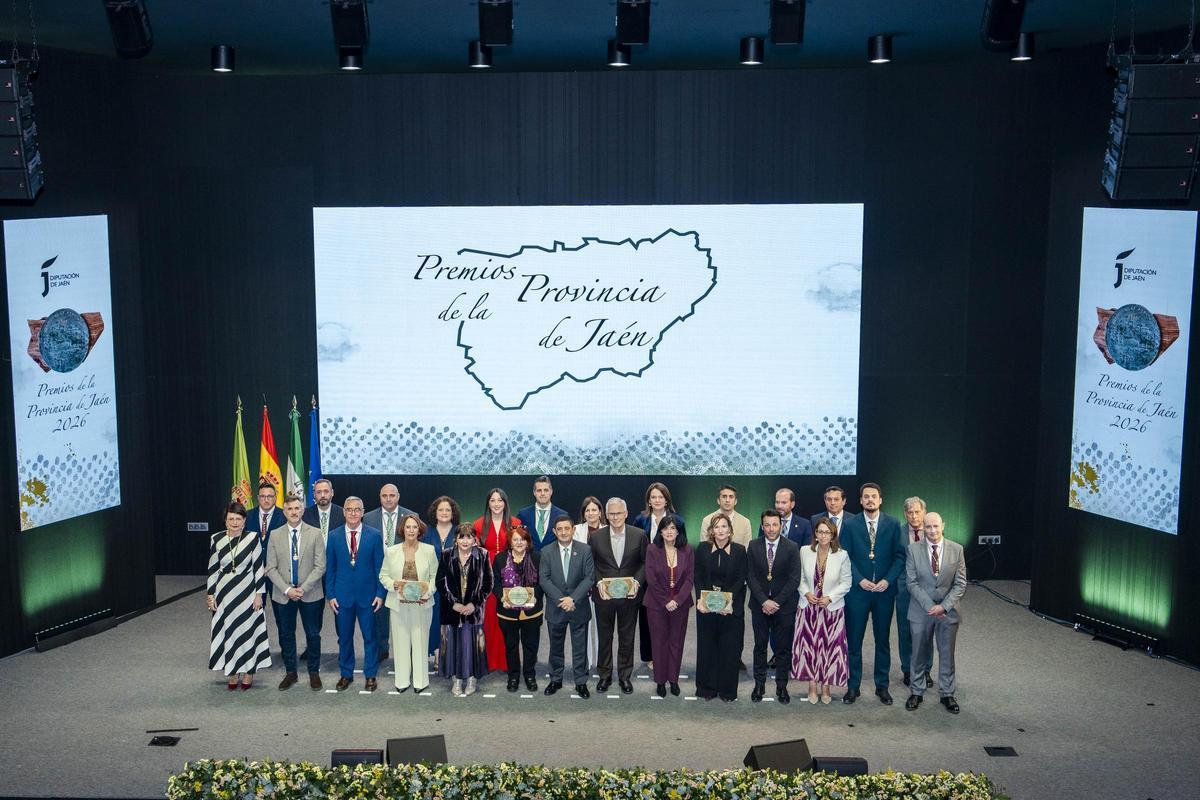 Foto de familia de los premiados y del equipo de gobierno de la Diputación de Jaén.