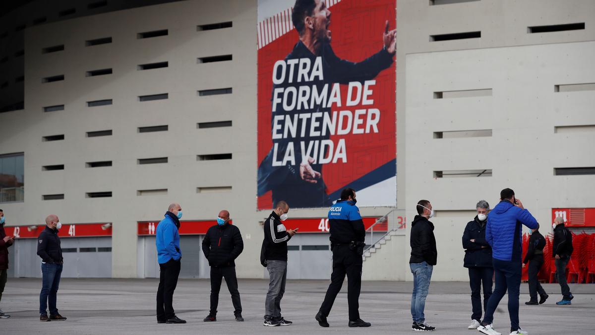 Colas ante el estadio Wanda Metropolitano, en Madrid, para ser vacunados.