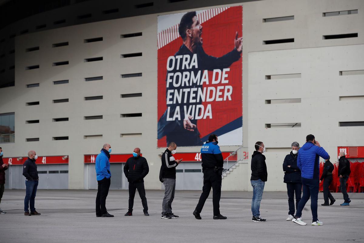 Colas ante el estadio Wanda Metropolitano, en Madrid, para ser vacunados.