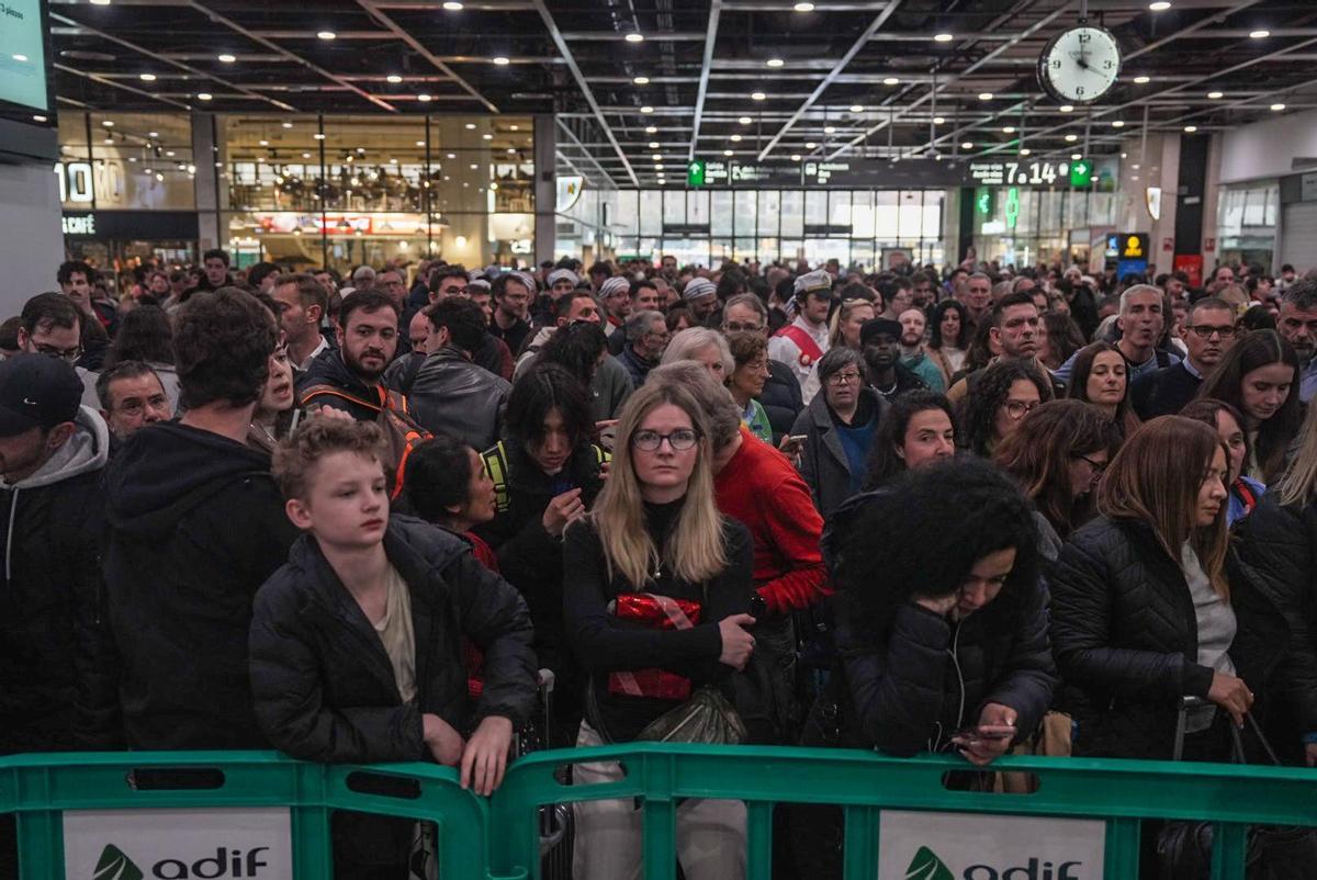 Caos y aglomeraciones en la estación de Sants