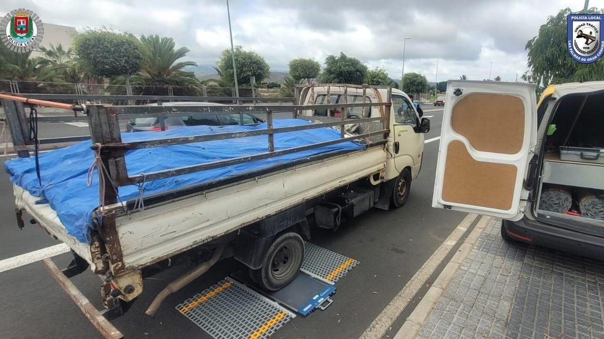 Imagen del vehículo de transporte que tuvo que pasar el control de pesaje de Las Palmas de Gran Canaria.