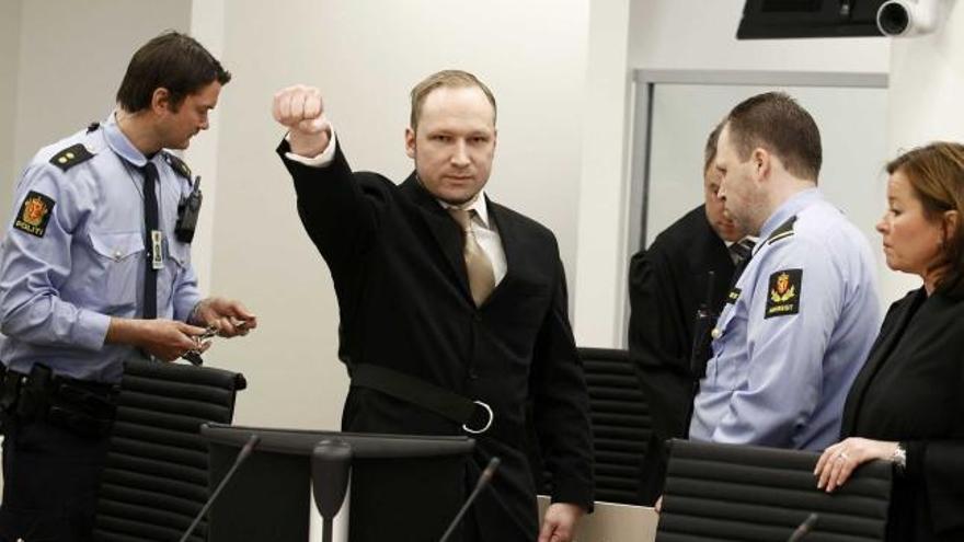 Breivik saluda con el puño, el brazo extendido al modo nazi, a su llegada al tribunal donde es juzgado en Oslo. | reuters