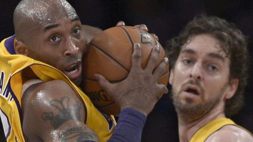 Bryant y Gasol durante un partido de los Lakers.