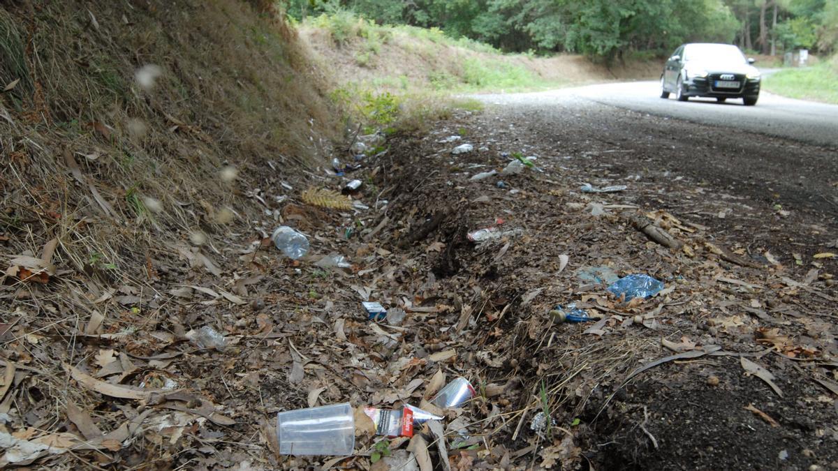Basura en un tramo de la antigua carretera de Callobre, junto a la N-640.