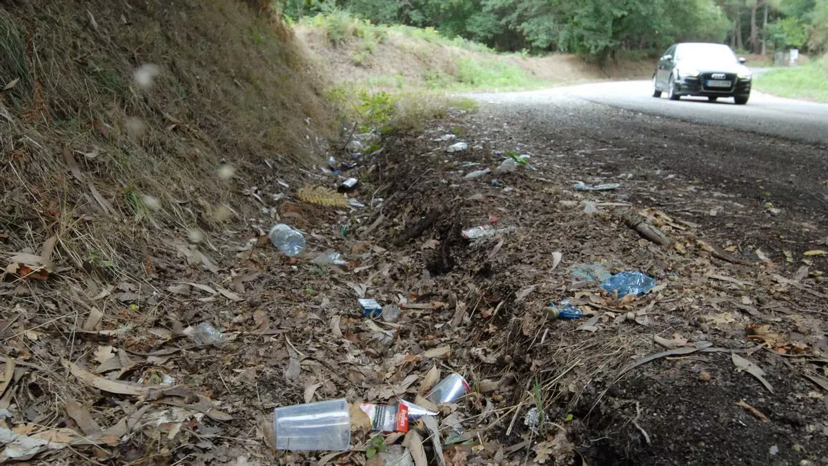 El rastro de los viajeros incívicos: plásticos, latas y neumáticos cubren las áreas de descanso