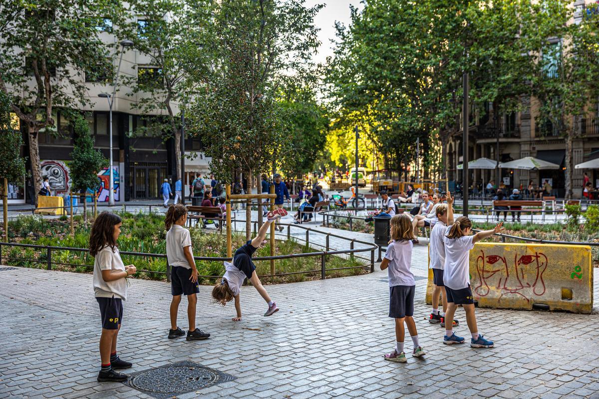 La calle de Consell de Cent, renacida como espacio infantil.