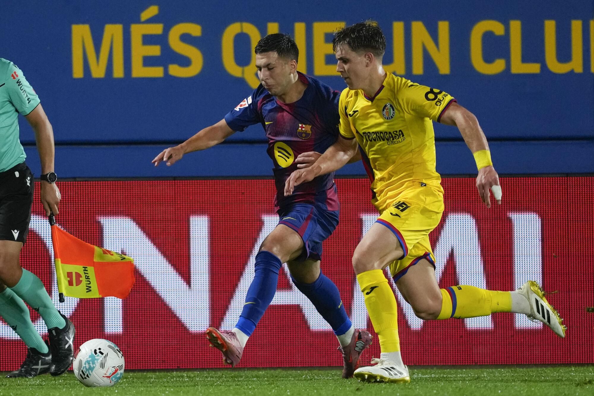 Barcelona's Swedish striker Roony Bardghji (L) battles with Getafe's David Cordon during their LaLiga soccer match played at Johan Cruyff stadium in Barcelona, Spain on 21 September 2025. EFE/Alejandro Garcia