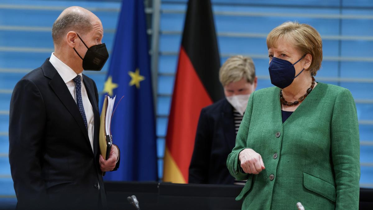 Olaf Scholz y Angela Merkel.