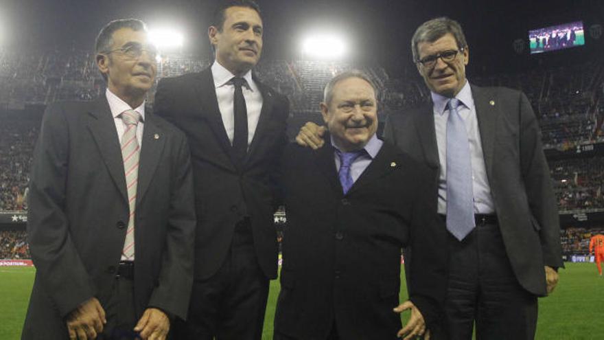 Españeta, Aurelio y Pepe de Los Santos reciben sus insignias