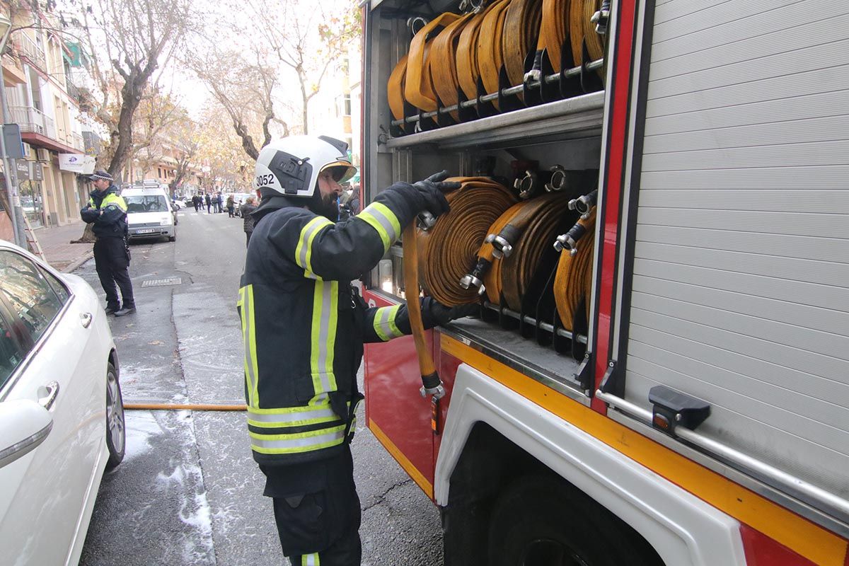 Un incendio calcina una tienda de colchones en Santa Rosa