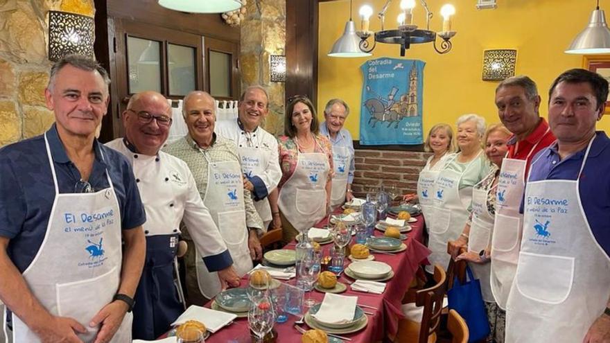 Representantes de varios centros asturianos, comiendo el menú  del Desarme, ayer, en un restaurante ovetense. | LNE