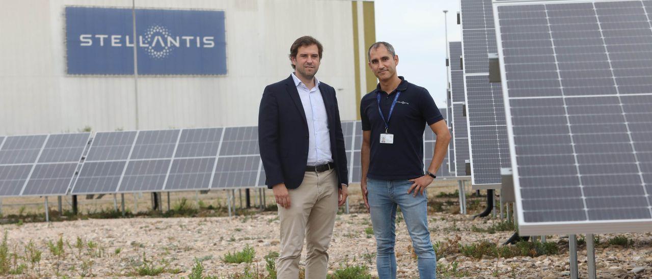 A la derecha, Ignacio Cortés, el responsable del proyecto de descarbonización de Stellantis en Zaragoza, acompañado del director ejecutivo de Prosolia Energy, Javier Martínez (izquierda).