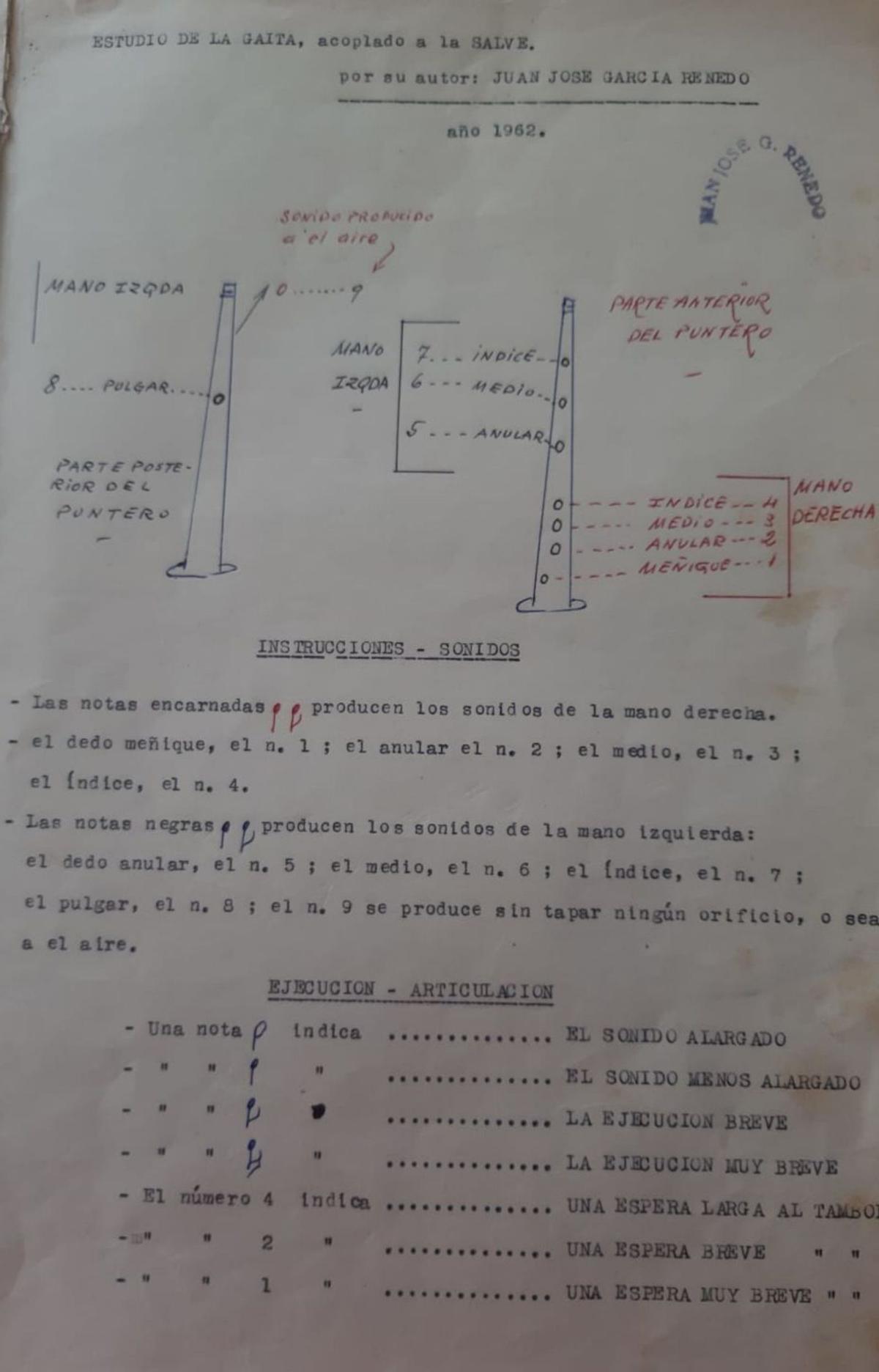 A la izquierda, el manuscrito del método de gaita para la Salve. Sobre estas líneas, el maestro Renedo.