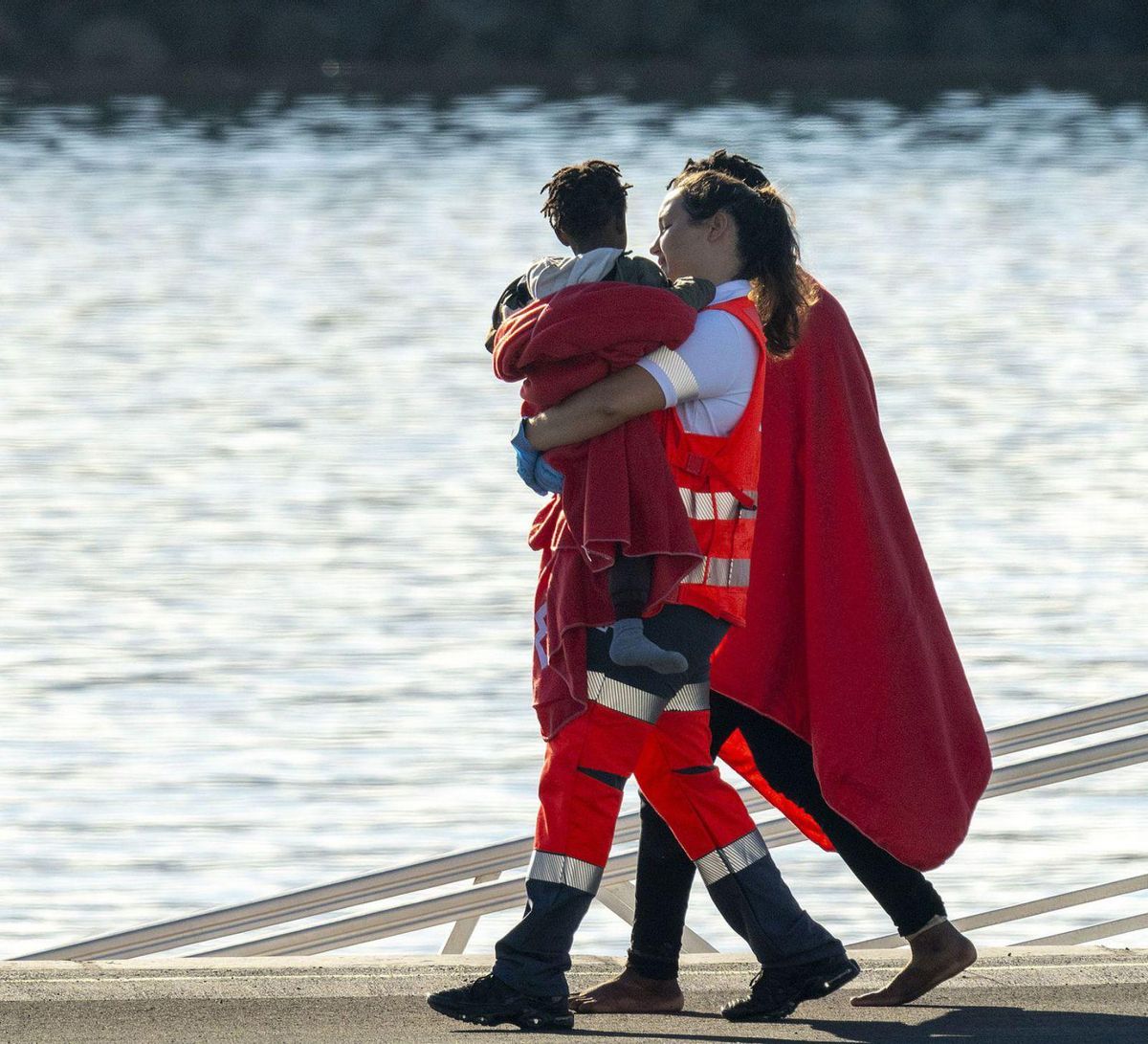 Menors migrants es neguen a sortir de les Canàries per la lentitud del procés