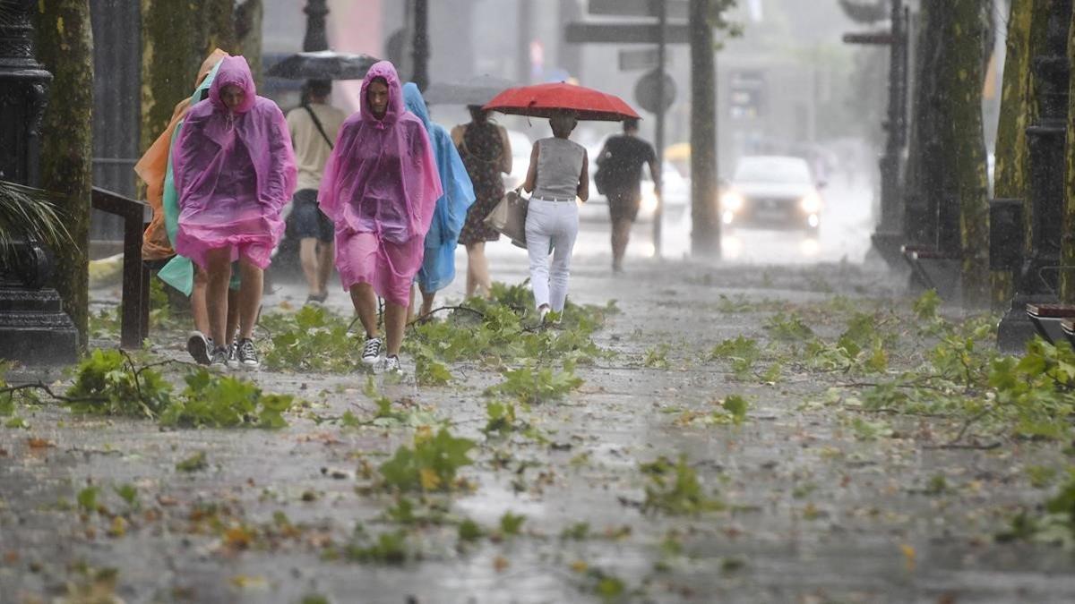 Imagen de archivo de lluvias en la avenida de la Diagonal en Barcelona.