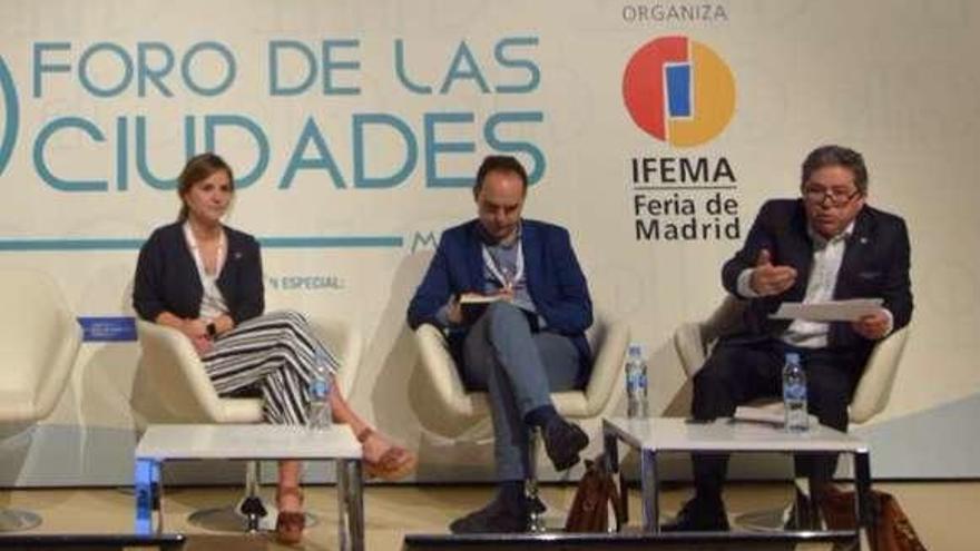 Lores (dcha.) participó ayer en Madrid en el Foro de las Ciudades.