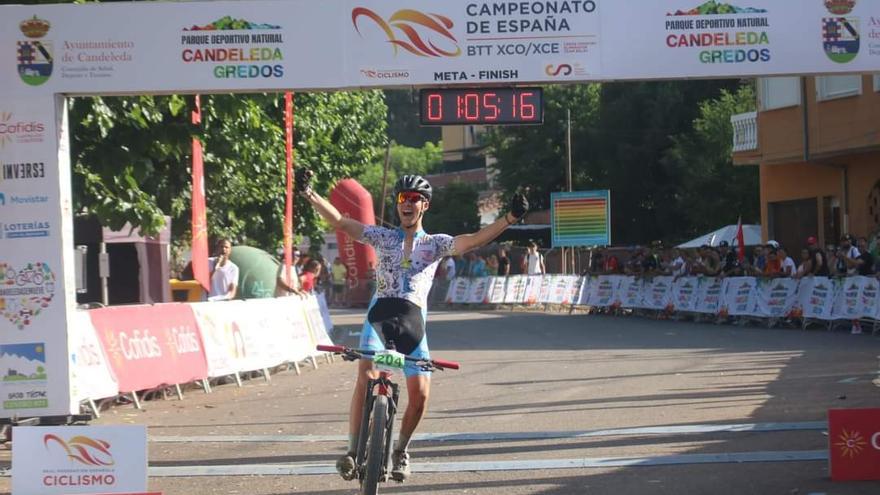 Joan Mir celebra su triunfo en la categoría júnior en la meta.