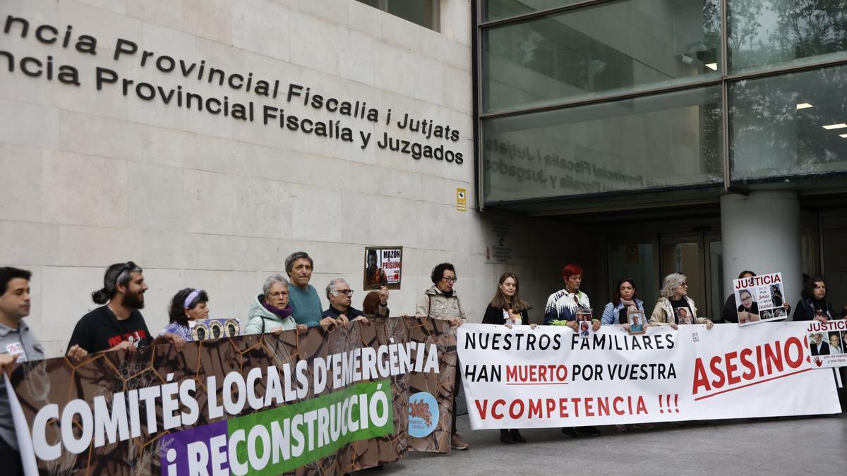 Las cuatro Asociaciones de Victimas creadas despliegan sus pancartas a las puertas de la Ciudad de la Justicia de Valencia.