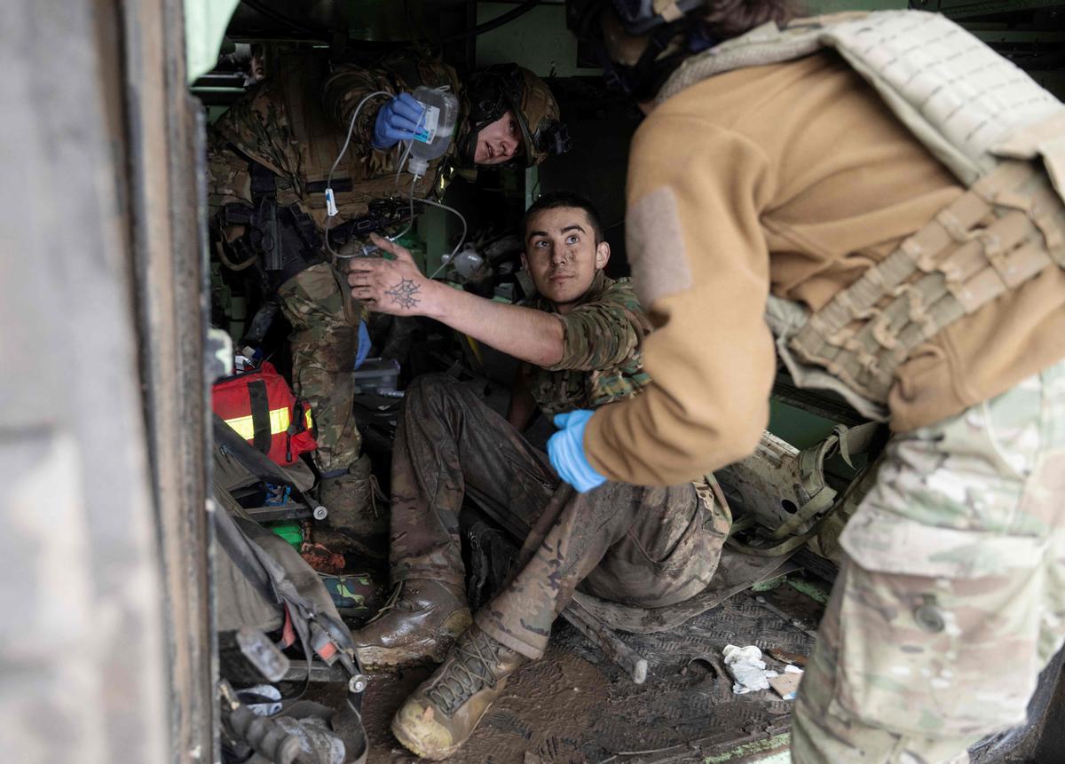 Médicos del Batallón de Lobos Da Vinci evacuan a un militar ucraniano levemente herido cerca del frente de Bakhmut, región de Donetsk.