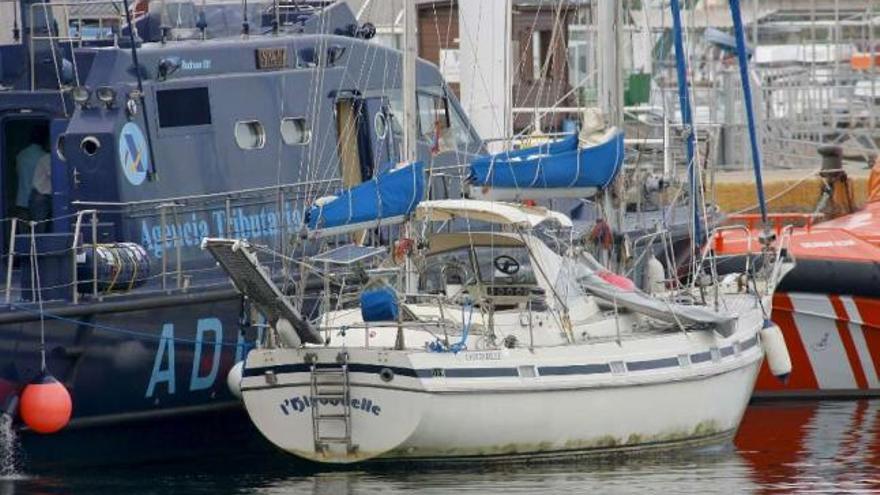 Velero interceptado por Vigilancia Aduanera en aguas de A Coruña con 500 kilos de droga. / cabalar