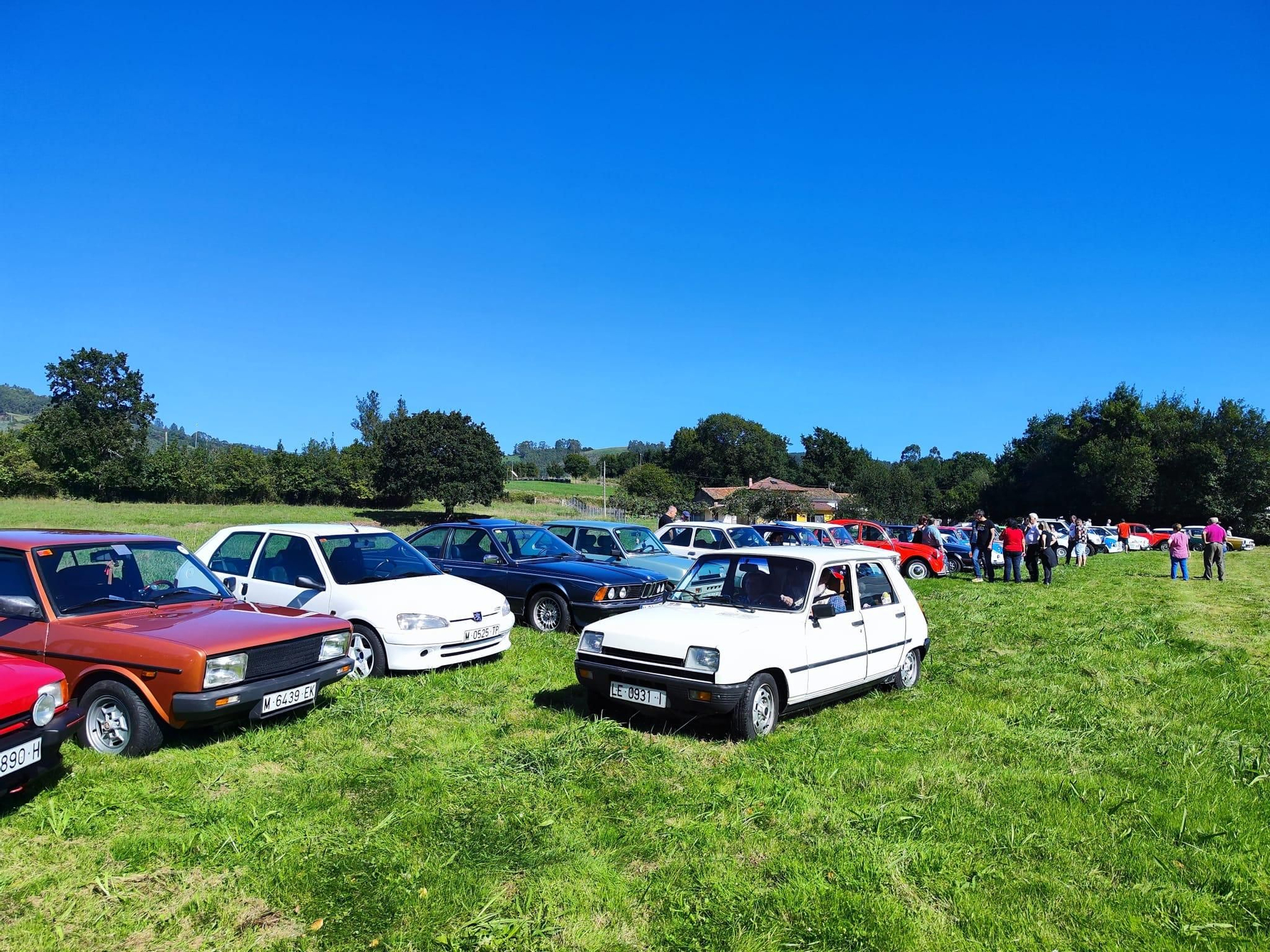 El rugir de los clásicos anima Grases: así fue la primera concentración de coches antiguos