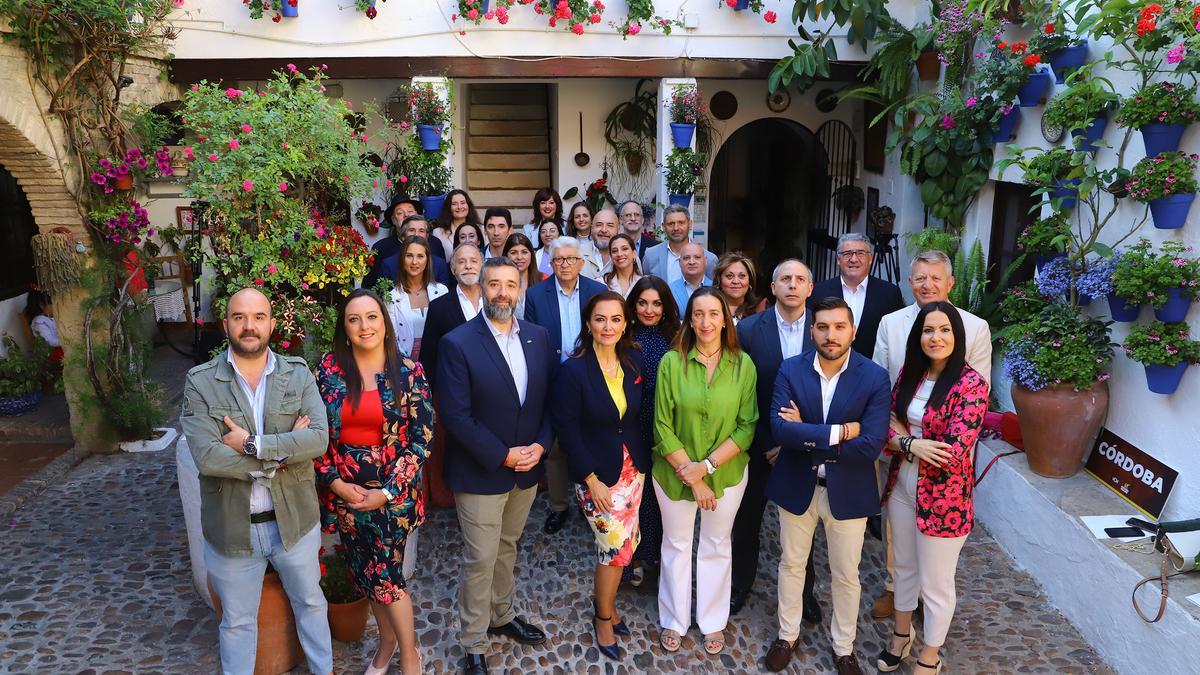 Yolanda Almagro, número 1 de la candidatura de Vox Córdoba, en la presentación de la candidatura con todos sus miembros.