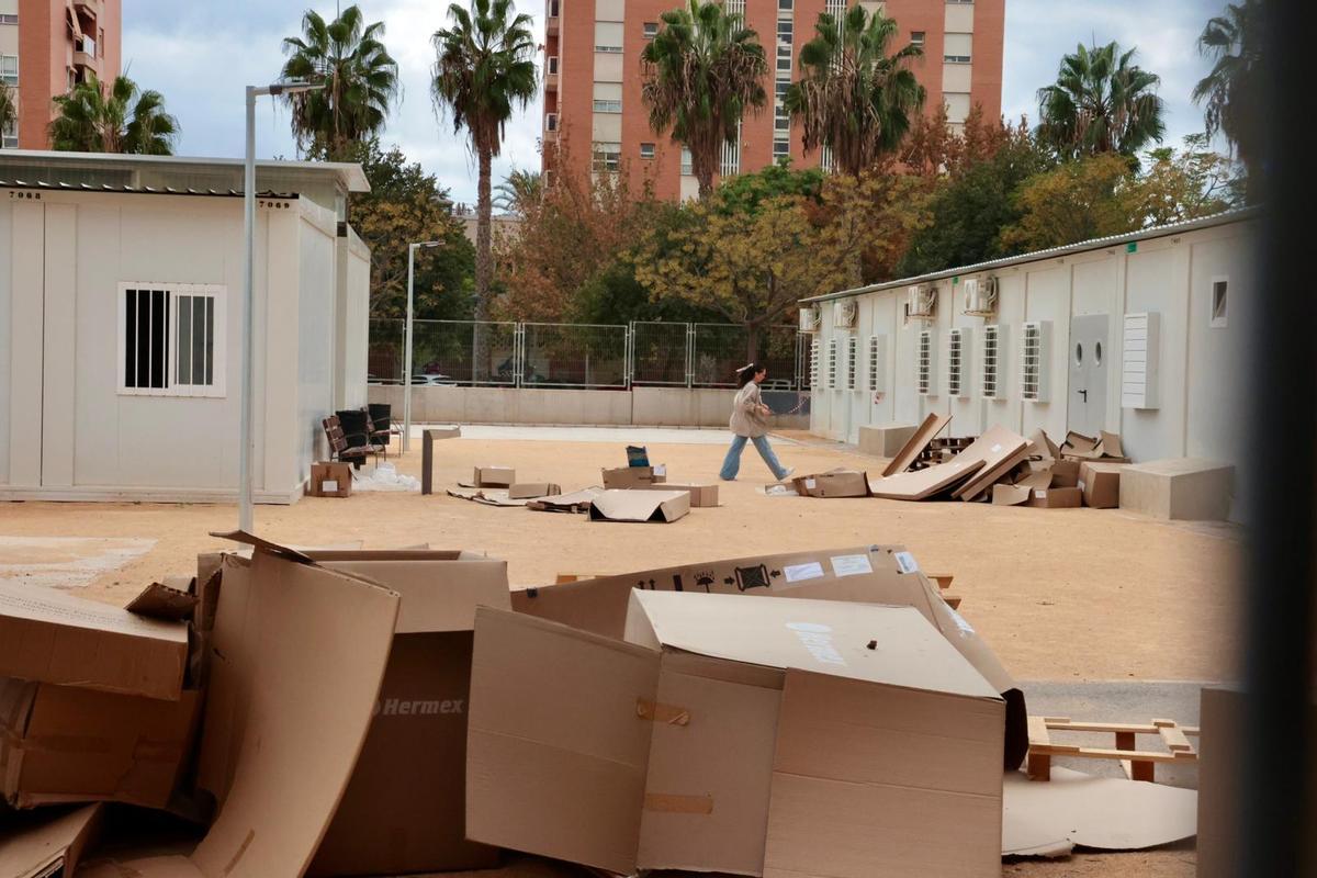 Cajas amontonadas en los exteriores del colegio de la calle Polop, como el primer día