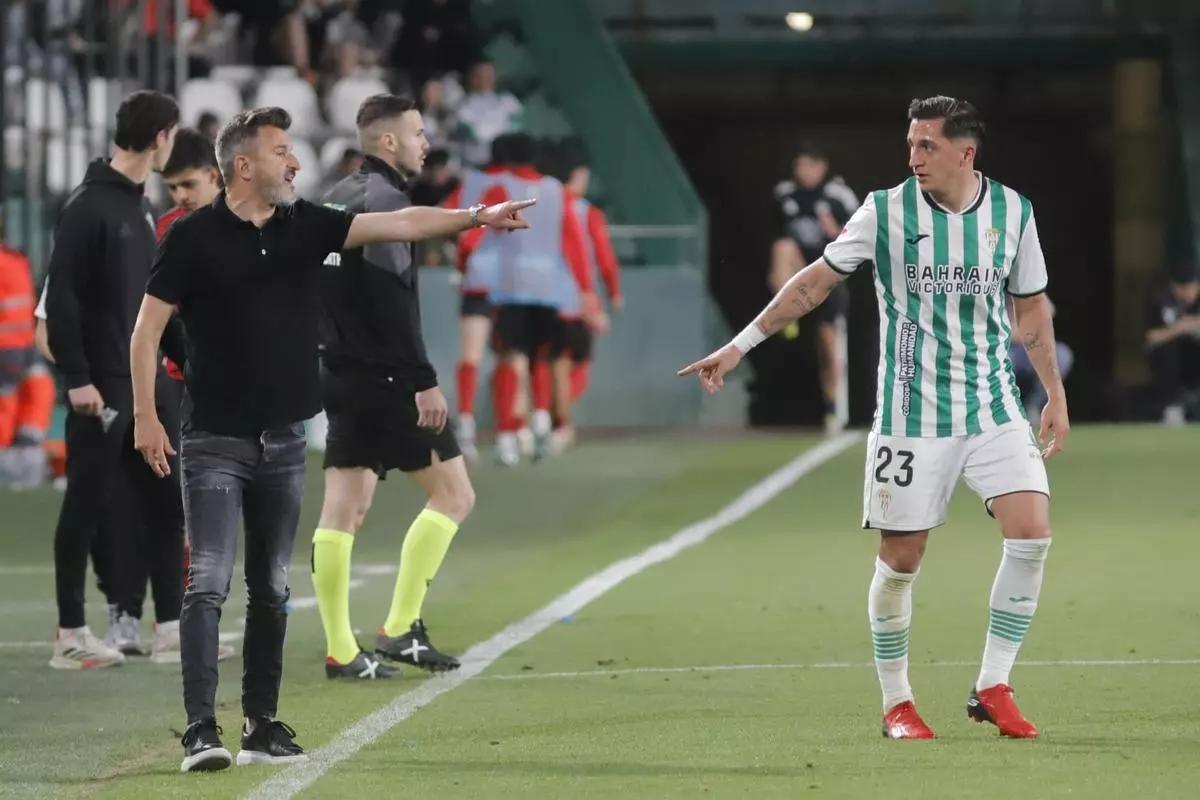 Iván Ania junto a Carracedo en el encuentro del Córdoba CF ante el Mirandés