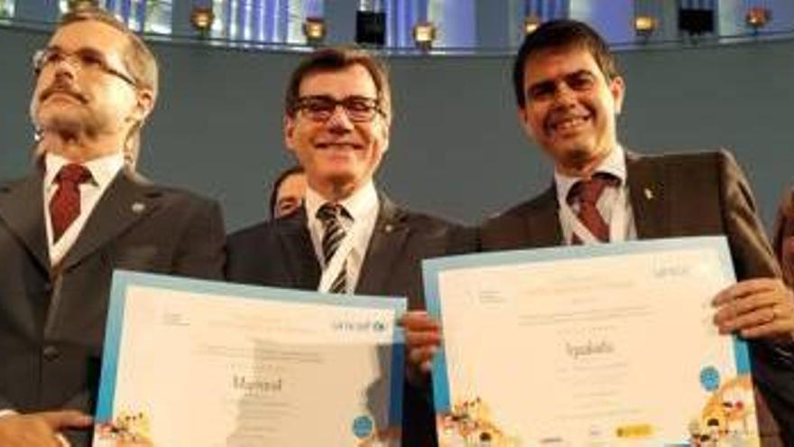 L&#039;alcalde de Martorell, Xavier Fonollosa, amb el d&#039;Igualada, Marc Castells, després de rebre la distinció