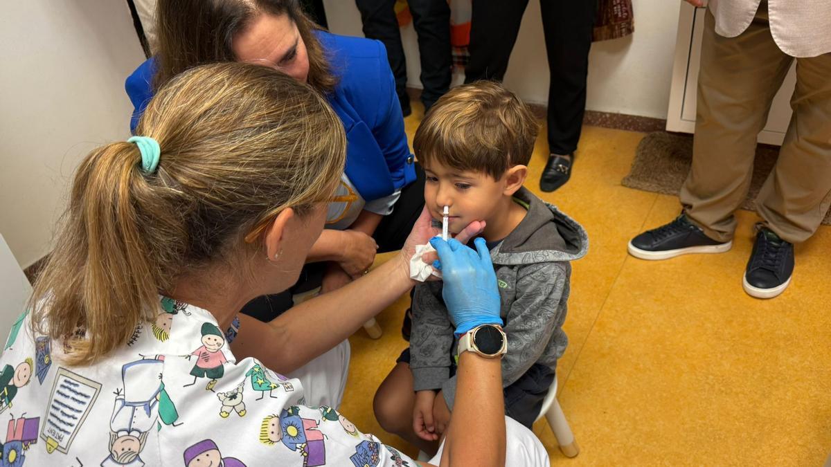 Momento de la vacunación intranasal contra la gripe a un niño.